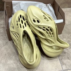 Yeezy foam runner Sulfur color